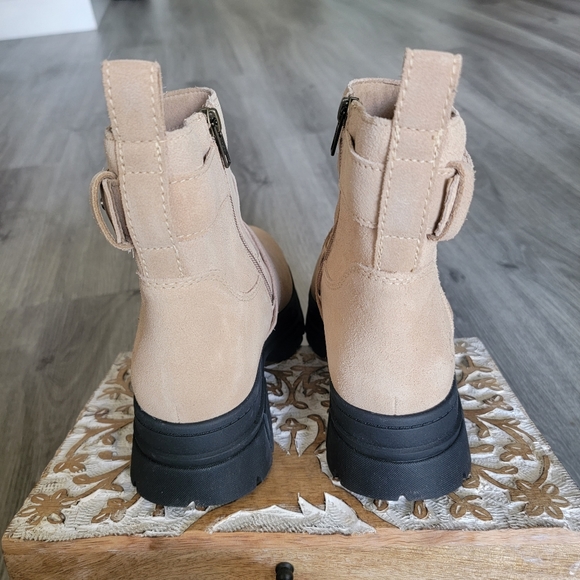 UGG Ashton Short Waterproof Boot - Picture 6 of 10